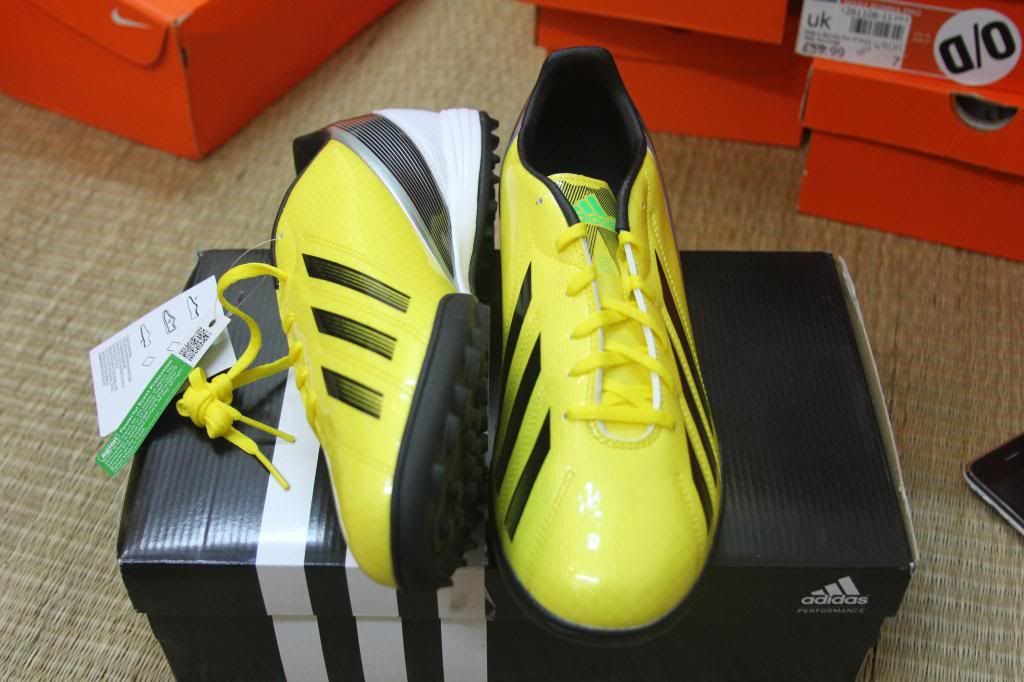 Chuyên giày đá banh Adidas, Nike, Puma, Umbro.. chính hãng từ Store US và UK.......