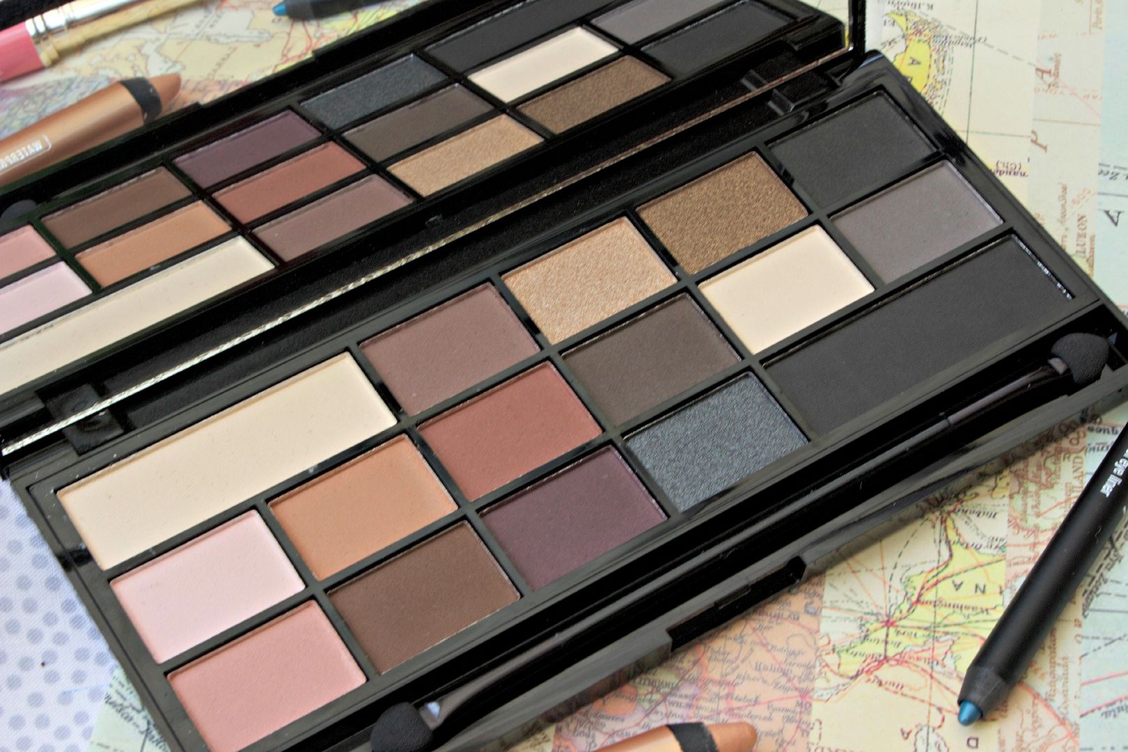 Makeup Revolution Black Velvet Palette