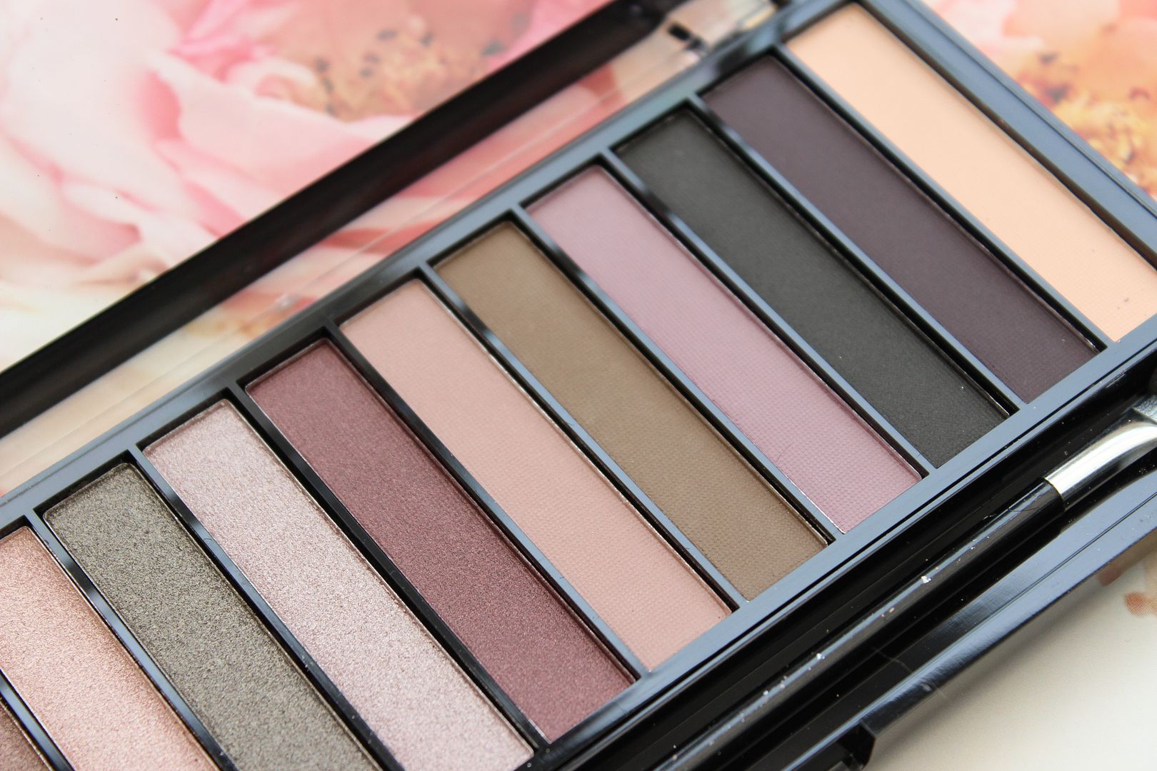 Makeup Revolution eyeshadow palette in Romantic Smoked